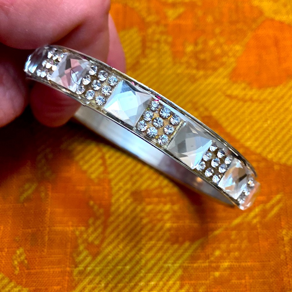 5/$10❤️❤️❤️Vintage 90s Silver Toned & Rhinestoned Metal Bangle